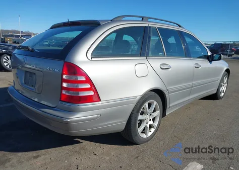 2005 Mercedes-Benz C 240 Luxury 4Matic z USA, uszkodzony, nr VIN WDBRH81J45F600478